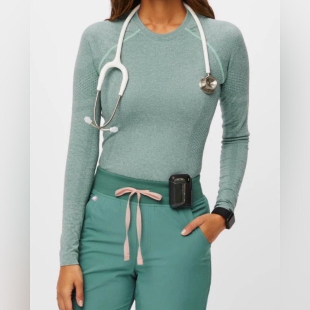 Figs Women's Eucalyptus Salta Seamless -
Longsleeve Underscrub
